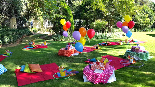 Χαλάκια, διακόσμηση και μπαλόνια για παιδικό πικνικ πάρτυ