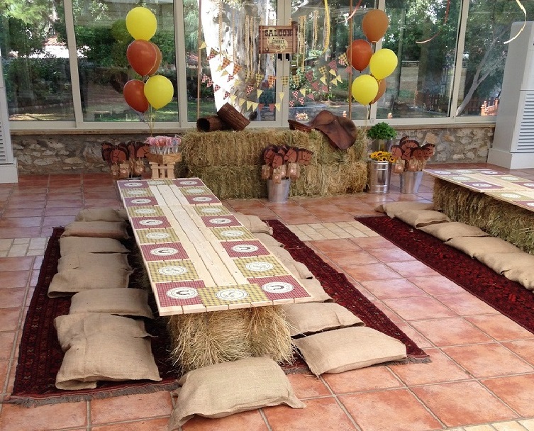 Ρουστίκ τραπεζαρία για παιδικό πάρτυ με το παιδικό setup