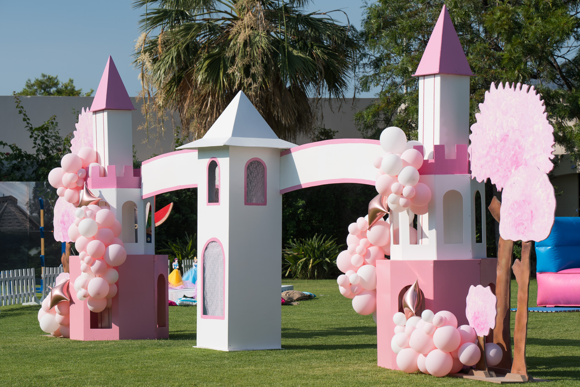 Διακοσμητικοί ροζ πύργοι στη βάπτιση μίας μικρής πριγκίπισσας (ΑΡΧΕΙΟ ΔΕΛΦΙΝΑΚΙΑ)